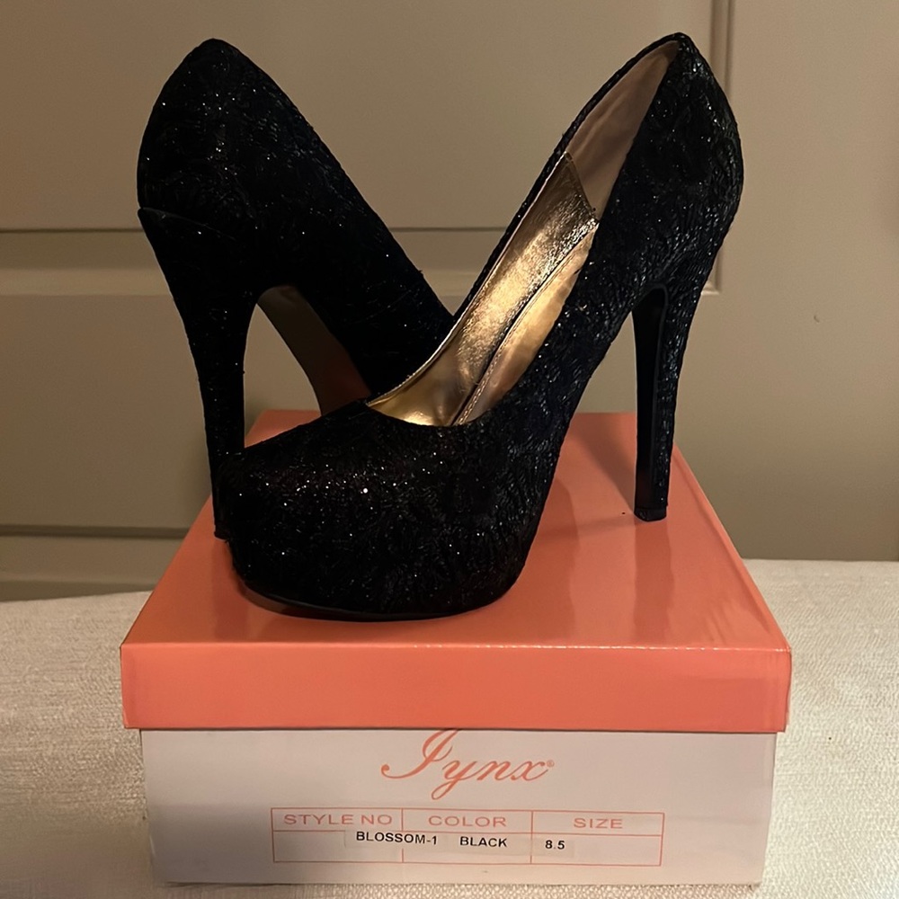 Iynx 8.5 sparkly black platform pump